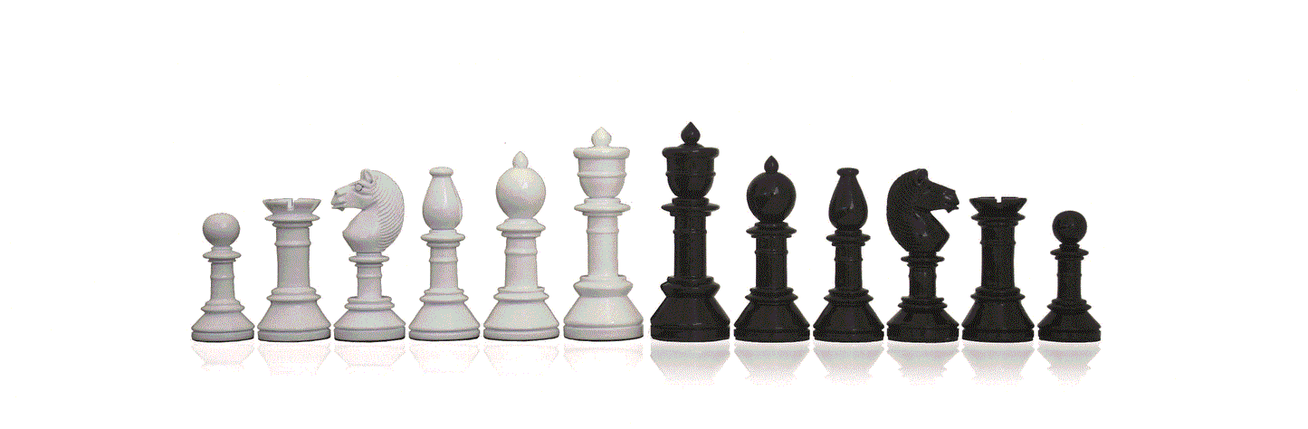 Schackpjäser i lackerat trä